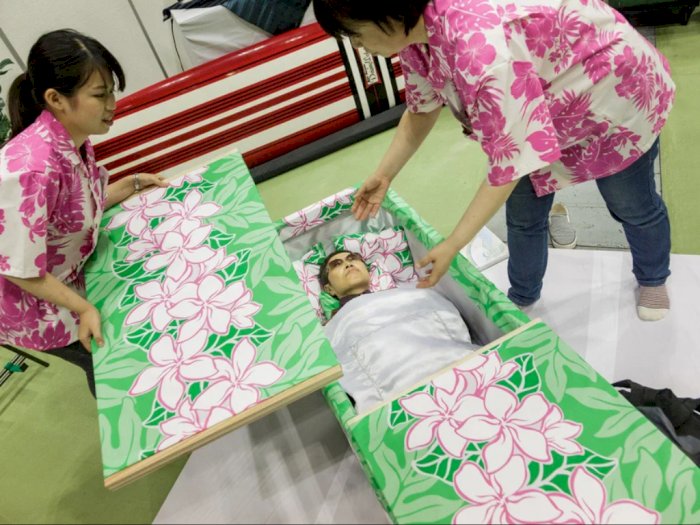 Festival Mengerikan di Jepang: Mencoba Sensasi Berbaring di Peti Mati