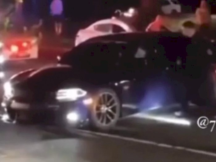 Dodge Charger Hellcat Ini Pakai Mode 'Hantu' saat Dikepung oleh Polisi