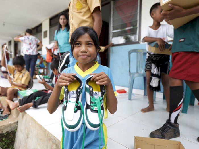 Anak Wai-Wei Sumba Timur Dapat 1.000 Sepatu Brand Lokal Keren buat Sekolah