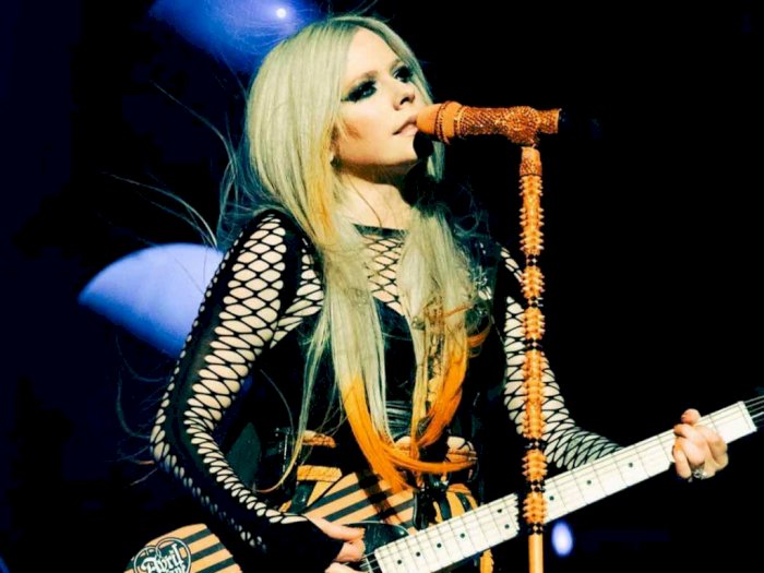 Avril Lavigne Cover 'All The Small Things' dari Blink-182 di When We Where Young Fest