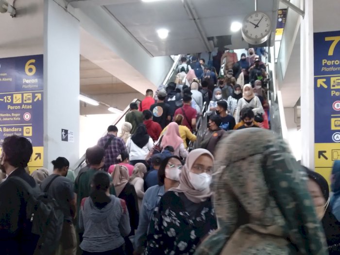 Perjuangan Penumpang KRL di Stasiun Manggarai Viral di Medsos, Penyebabnya Terungkap!