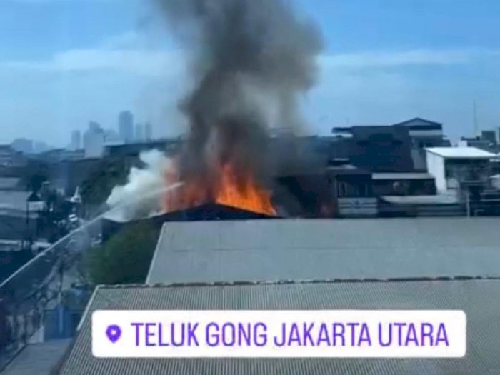 Viral! Tempat Karaoke di Jakarta Utara Terbakar, Belasan Mobil Damkar Dikerahkan