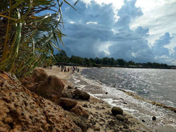 Ini Alasan Air Pantai Koneng Berwarna Cokelat, Spot Liburan Keluarga Dekat dari Pekanbaru 