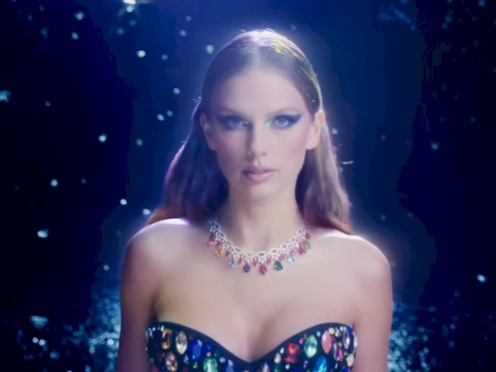 Detail Gaya Makeup Taylor Swift di MV Bejeweled, Hasilnya Bikin Mata Penonton Silau 
