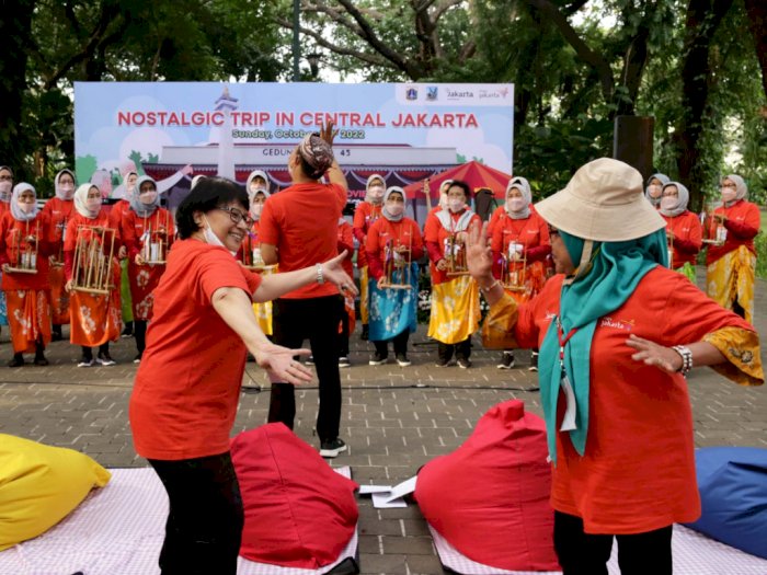 Serunya Piknickustik bareng Lansia di Taman Suropati usai Nostalgia Keliling Jakarta Pusat