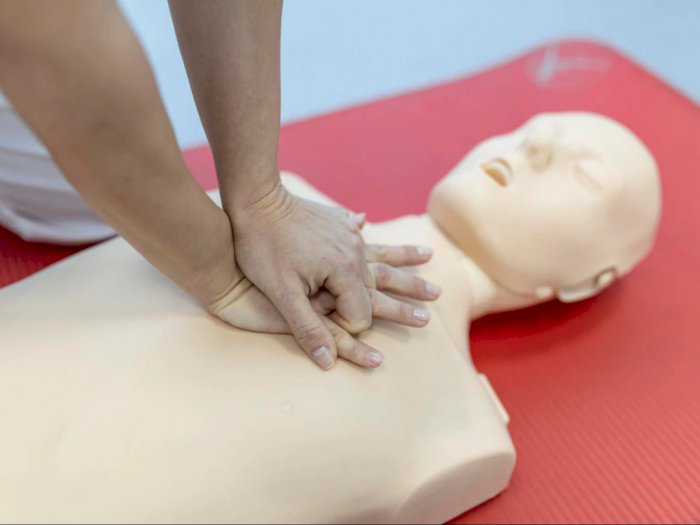 2 Cara Melakukan CPR untuk Pertolongan Pertama, Awam Wajib Tahu! 