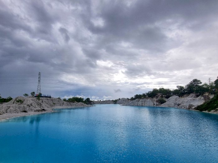 Dulu Tambang Timah, Wisata di Belitung Ini Menjelma Jadi Danau Kaolin Super Cantik!