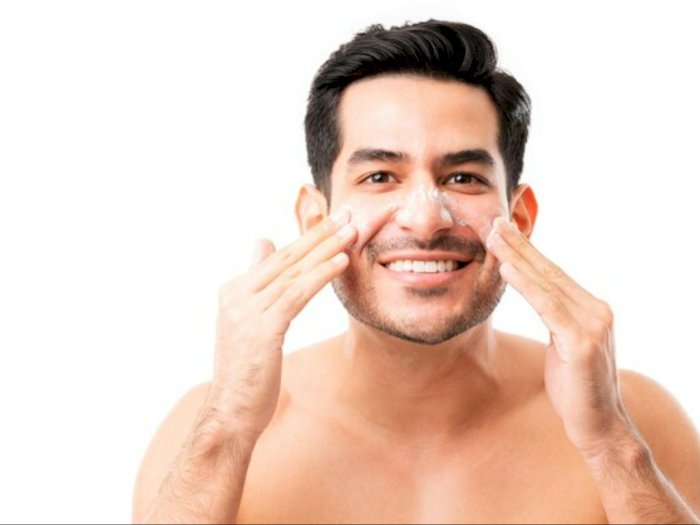 Cowok-cowok Juga Wajib Pakai Skincare Biar Kulit Sehat, Simak 3 Rangkaian Produknya