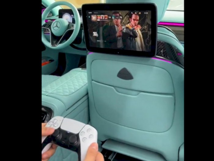 Anti Mainstream! Intip Keseruan Bermain PS5 di Dalam Mobil