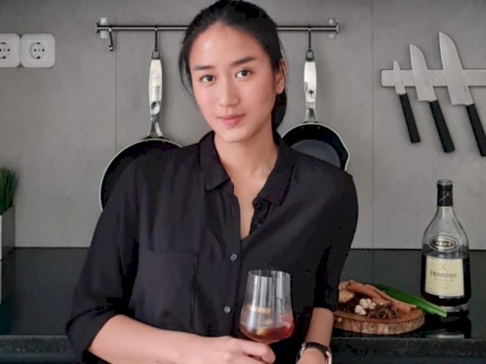 Chef Renatta Potong Rambut Sendiri Pakai Gunting Dapur, Netizen: Cantik Mah Cantik Aja