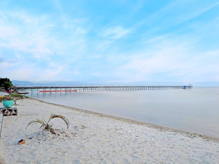 Danau Toba Ternyata Punya Pantai Pasir Putih yang Super Bersih! Cocok Banget Buat Healing