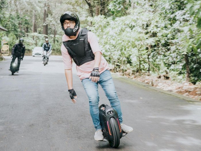 Gokil! Pria Ini Pelesiran ke Bandung-NTT Naik Kendaraan Roda Satu, Begini Kisahnya