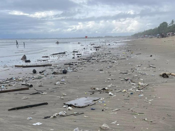 Media Asing Soroti Pemandangan Pantai Kuta Bali Penuh Sampah: Sangat Buruk