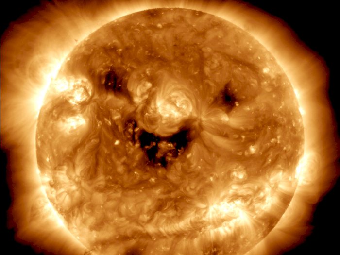 NASA Bagikan Potret Matahari Tersenyum, Meski Indah Nyatanya Mengancam Bumi!