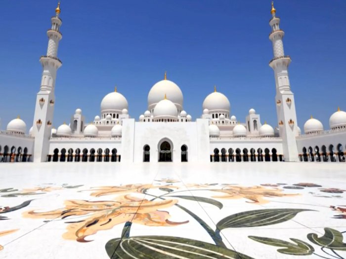Memukau! Sheikh Zayed, Masjid Bertabur Kristal dengan Karpet Tenun Terbesar di Dunia