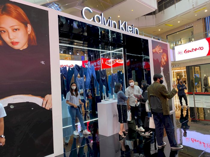 Denim Lovers Merapat! Calvin Klein Jeans Luncurkan New Fall 2022 Denim Essentials