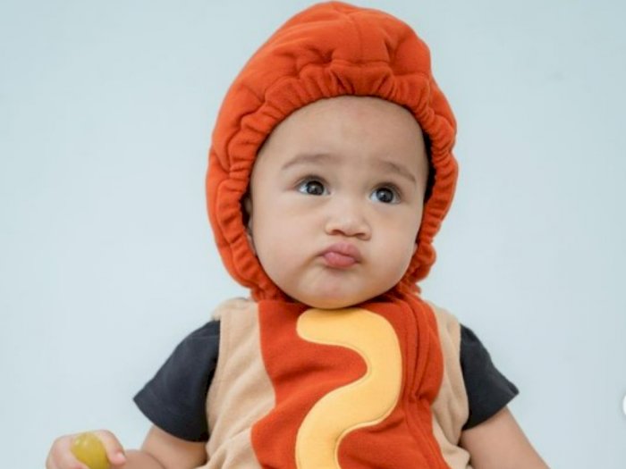Gemasnya Rayyanza Cipung Cosplay Jadi Hotdog, Netizen: Pengen Aku Makan!