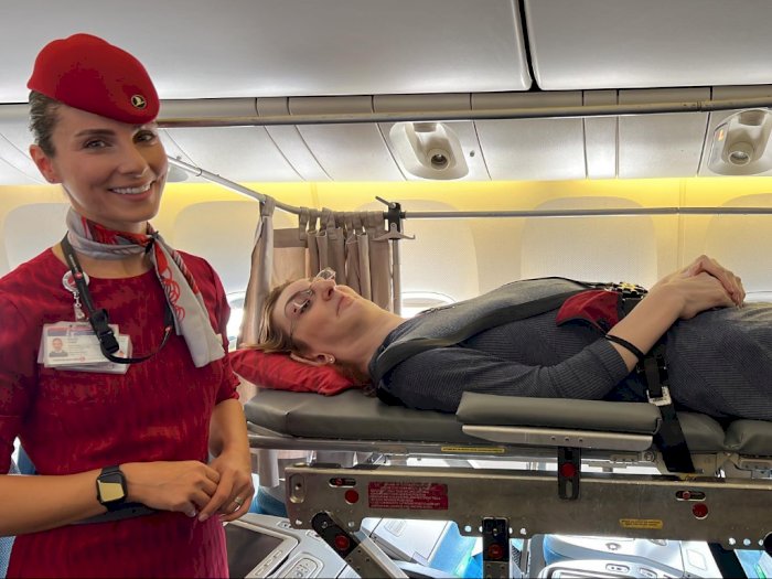 Momen Pertama Kali Wanita Tertinggi di Dunia Naik Pesawat, 6 Kursi Sampai Dicopot