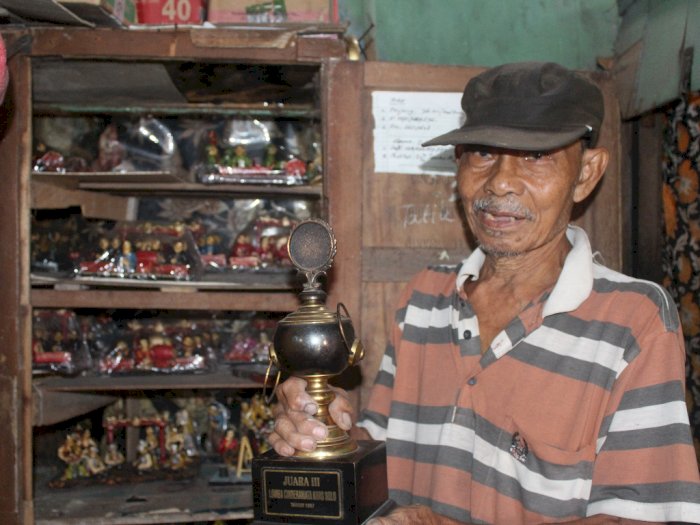 Hebat! Kakek 86 Tahun Masih Jadi Perajin Suvenir Khas Jawa, Karyanya Mengagumkan