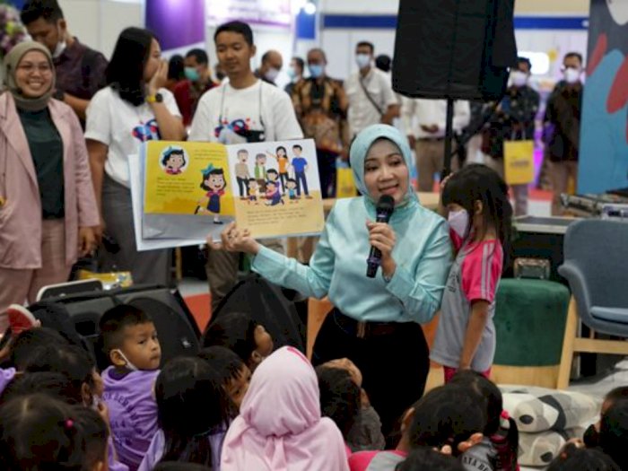 Atalia Praratya Mampir ke Pameran Buku IIBF 2022, Bacain Buku buat Anak PAUD