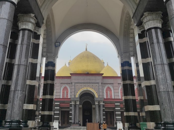 Kubah Masjid Ini Dibuat dari Emas Asli, Dibangun Tanpa Hitung Biaya oleh Pasutri Kaya Raya