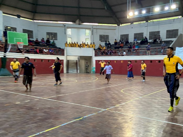 Pertandingan Futsal Unik, Polisi Lawan Kyai Semuanya Pakai Sarung!