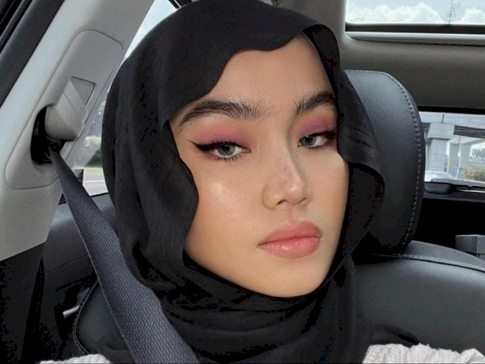 Tips Bikin Hijab Pashmina Mleyot ala Selebgram Sashfir tapi Tetep Aesthetic!