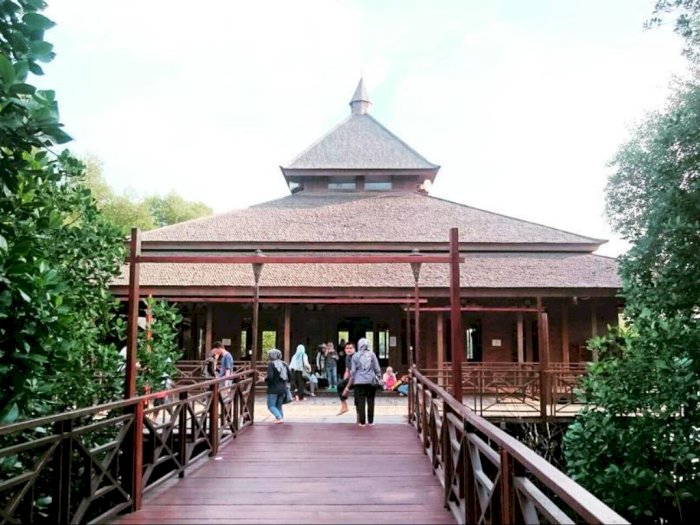 Adem Banget! Masjid di Taman Alam Mangrove Jakarta Ini suguhkan Nuasa Alam