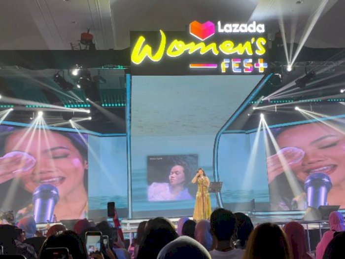 Yura Yunita Kembali Hapus Makeup Saat Manggung 'Tutur Batin' di Lazada Women's Fest 2022