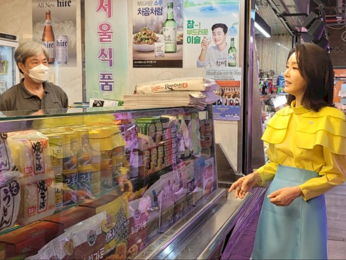 Kim Keon-hee Ibu Negara Korea Terciduk Belanja di Warung, Outfitnya Ngejreng Kayak Gini