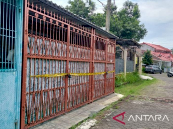 Polisi Amankan Buku di Rumah Sekeluarga yang Tewas Misterius di Jakarta Barat