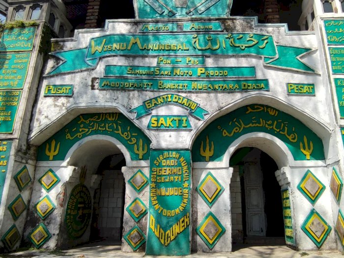 Unik! Masjid Bawah Tanah Ini Mengingatkan Jemaah Akan Kematian