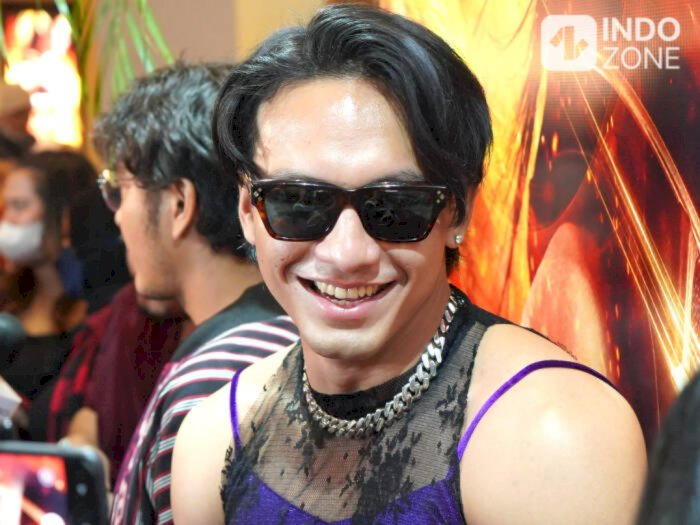 Jefri Nichol Dinyinyiri Penampilannya Nyentrik Pakai Tank Top Ungu dan Brokat Hitam 