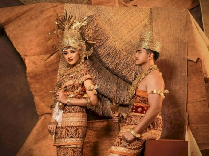 3 Potret Kaesang dan Erina Prewedding Dibalut Kain Pakaian Adat Bali, NTT hingga Lampung