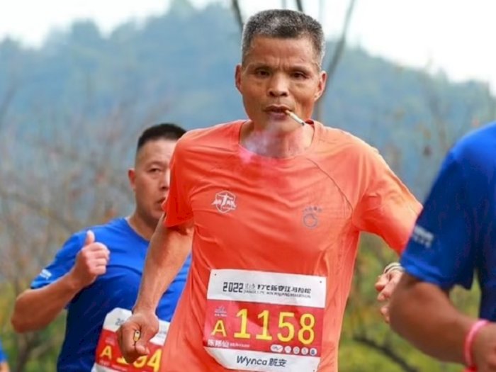 Waduh, Atlet Maraton Asal China Ini Ikuti Lomba Sambil Merokok!