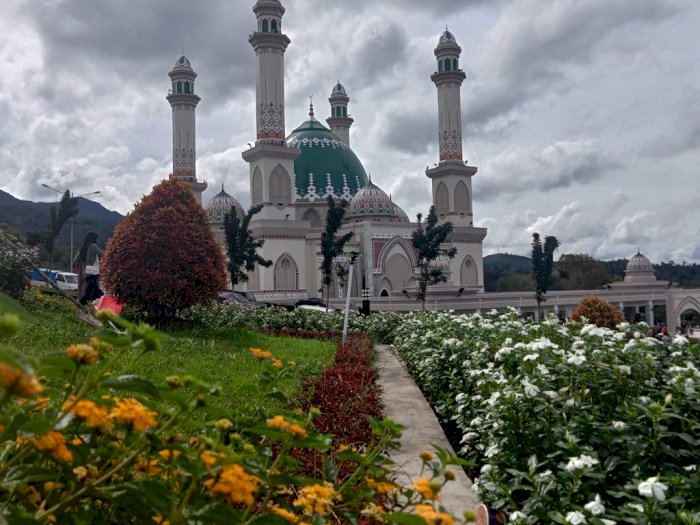 Masya Allah! Indahnya Masjid Agung Syahrun Nur Sipirok, Ada Taman Bunganya Juga Loh!