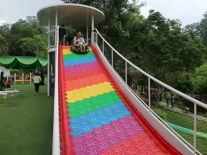 Seru! Uji Adrenalin dengan Main Perosotan Raksasa Boomerang Rainbow Slide Bandung
