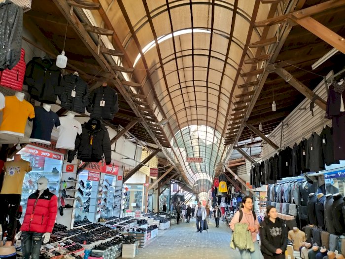 Pasar di Dalam Kastil, Usianya 800 Tahun Belanja di Sini Berasa Masuk Lorong Waktu