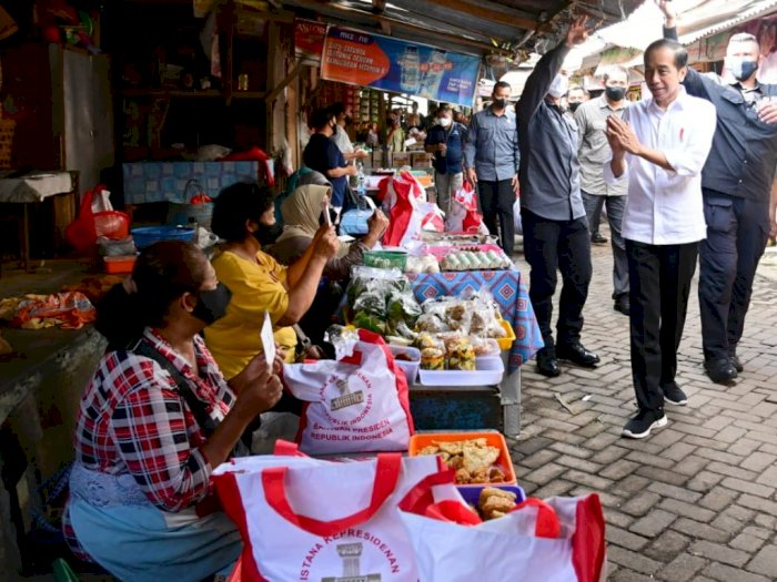 Ditemani Ganjar, Presiden Jokowi Blusukan ke Pasar Malang Jiwan untuk Cek Harga Komoditas