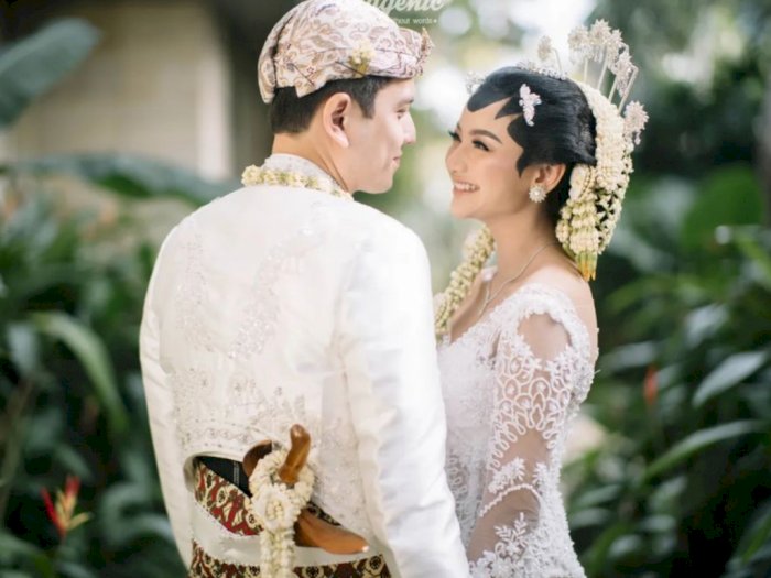 Pilih Adat Jawa, Glenca Chysara Kenakan Kebaya Putih dalam Pernikahannya dengan Rendi Jhon