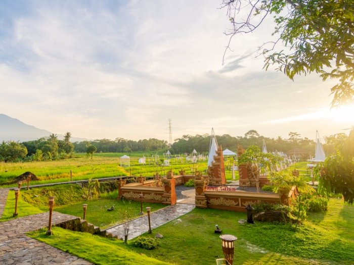 Menengok Kampung Sabin Cirebon, Lokasi Makan di Tengah Sawah Serasa di Bali