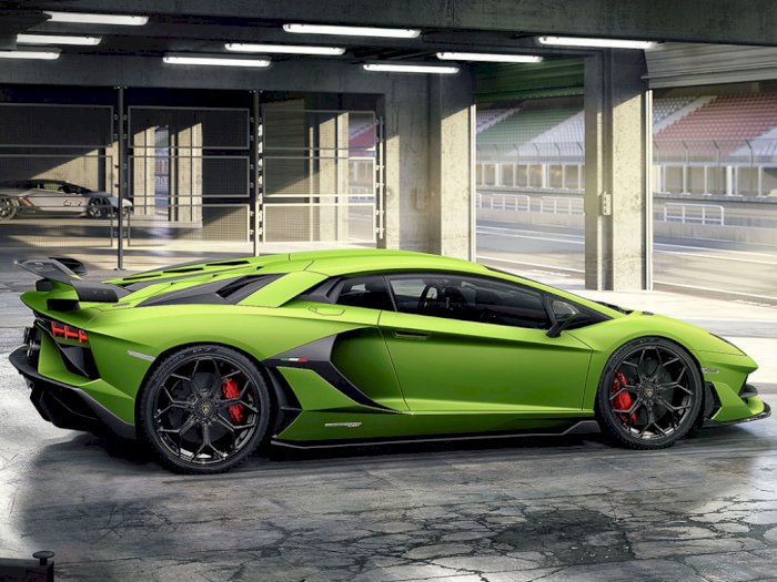 Ngebut di Daerah 'Terlarang', Pengemudi Lamborghini Aventador SVJ Langsung Ditilang!