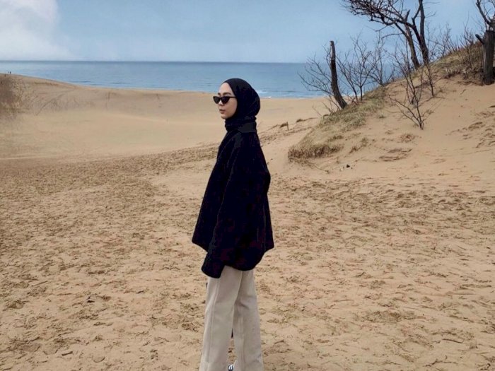 5 OOTD Hijab Pantai Kekinian 2022 ala Helmi Nursifah sampai Intan Khasanah