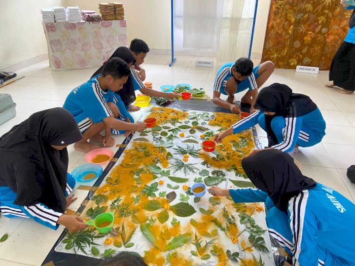 Kreatif! Siswa di Ponorogo Bikin Seragam Batik Sendiri, Perwarnanya Pakai Serbuk Kunyit