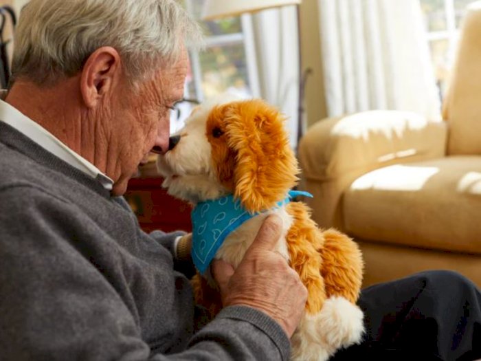 Kakek-Nenek di AS Obati Rasa Kesepian dengan Anjing Robot