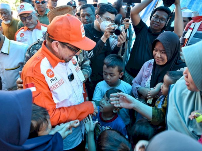 Datangi Posko Bencana Gempa Cianjur, PKS Berikan Bantuan dari Potongan Gaji Anggota Dewan