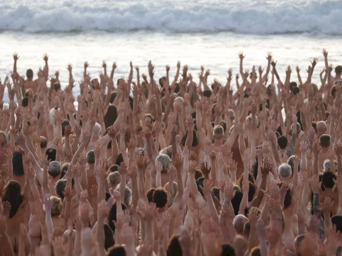 Kampanyekan Kanker Kulit, Ribuan Orang Telanjang di Pantai Bondi Australia