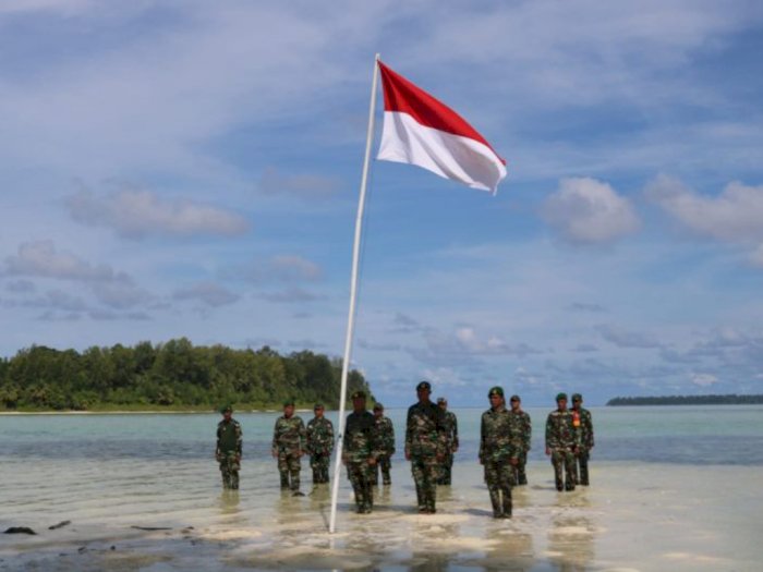 Tolak Kepulauan Widi Dijual, TNI Kibarkan Bendera Merah Putih di Pinggir Pantai