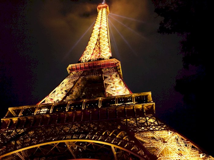 Tahukah Kamu? Ternyata Ngambil Foto di Menara Eiffel Pas Malam Hari Itu Ilegal di Paris