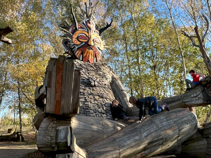 Ngeri! Monster Troll Raksasa Mendadak Muncul di Hutan Kota Belgia, Ukurannya Gak Lazim! 